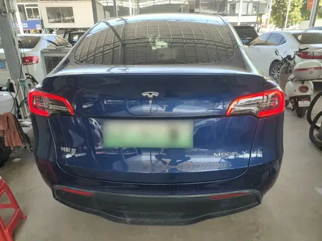 Tesla Model Y — Фото автомобиля 5