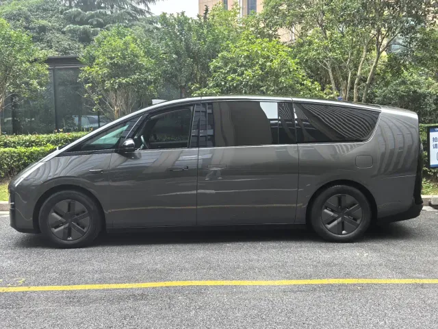 Li Auto MEGA — Фото автомобиля 7