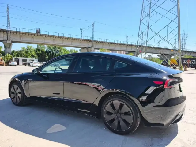 Tesla Model 3 — Фото автомобиля 8