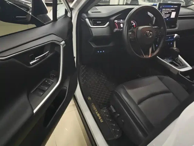 Toyota RAV4 — Фото автомобиля 14