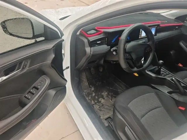 Roewe i5 — Фото автомобиля 15