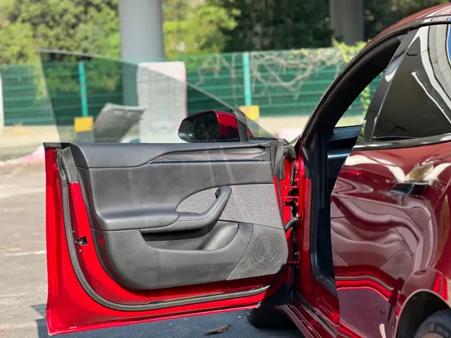 Tesla Model S — Фото автомобиля 12