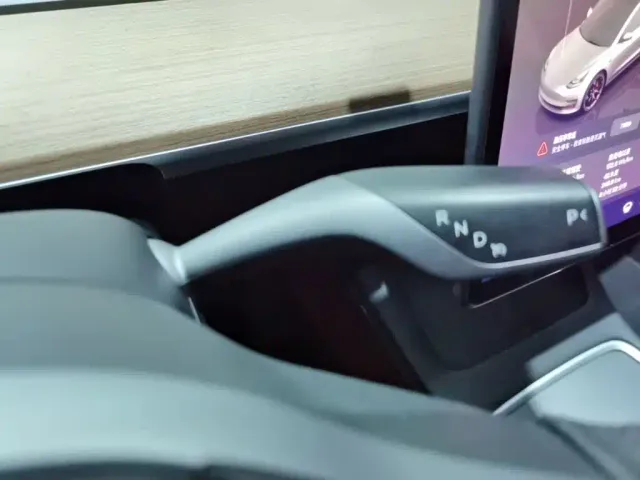 Tesla Model 3 — Фото автомобиля 13