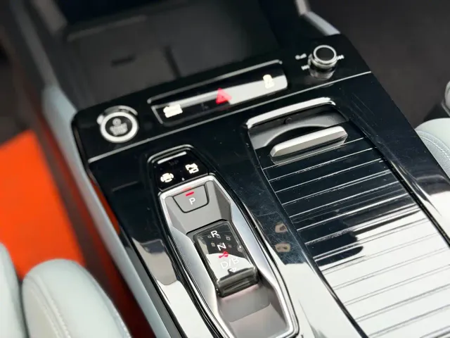 Audi Q6L e-tron — Фото автомобиля 12