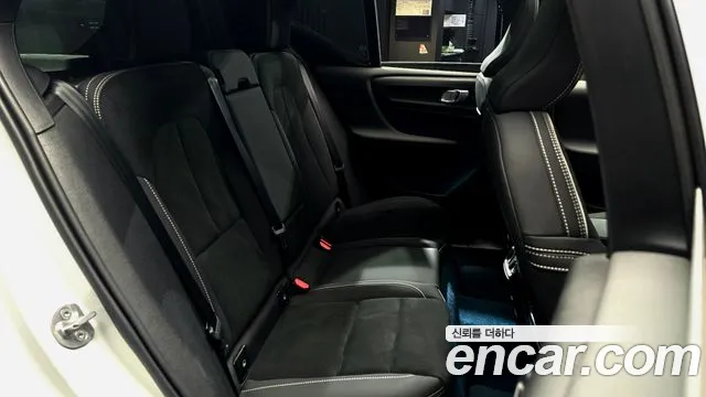 Вольво XC40 — Фото автомобиля 12