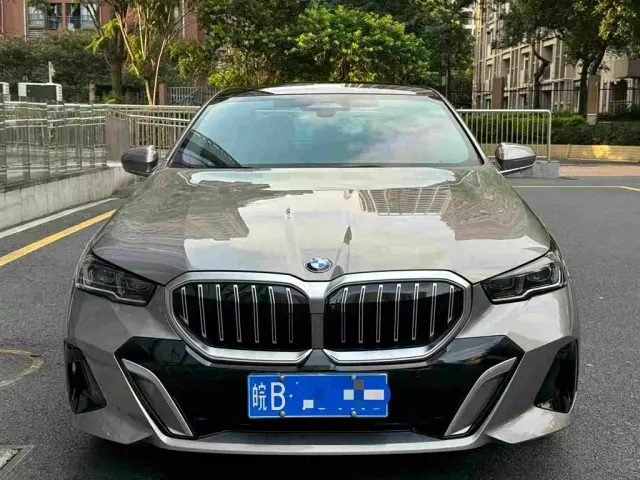 Фотография автомобиля — BMW 5 Series