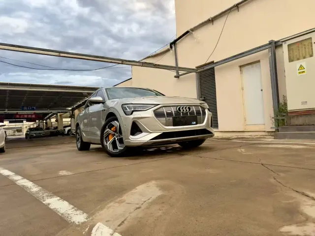 Audi e-tron — Фото автомобиля 2