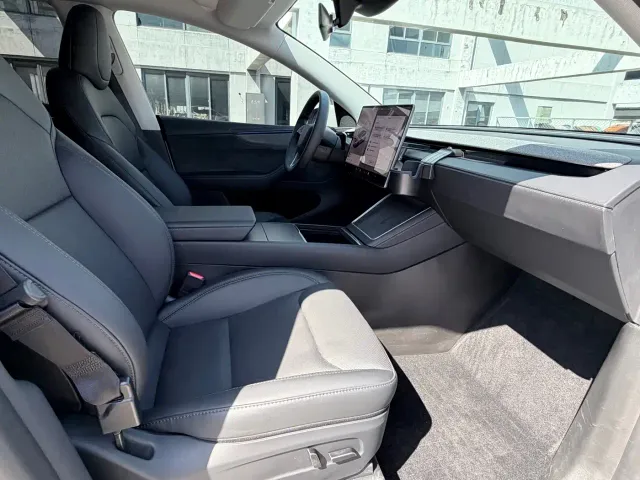 Tesla Model Y — Фото автомобиля 9