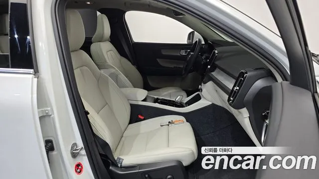 Volvo XC40 — Фото автомобиля 16