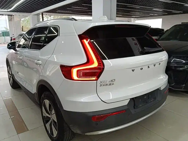 Volvo XC40 — Фото автомобиля 4