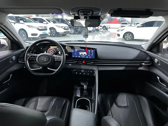 Hyundai Elantra — Фото автомобиля 12