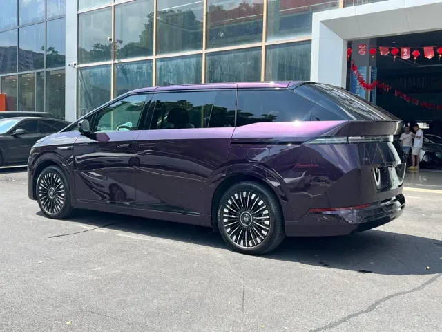 Xpeng X9 — Фото автомобиля 10