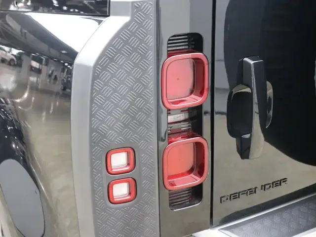Land Rover Defender — Фото автомобиля 13