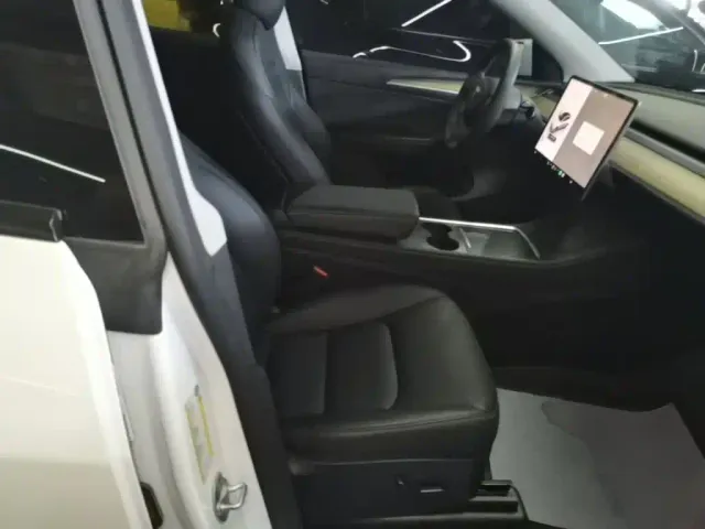 Tesla Model Y — Фото автомобиля 24