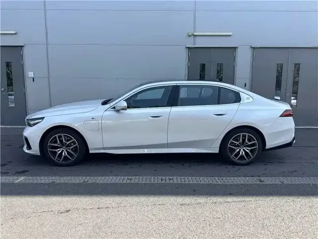 BMW BMW i5 2025 eDrive 35L M Sport Package — Фото автомобиля 4