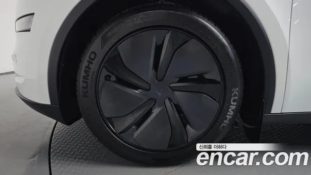 Tesla Model Y — Фото автомобиля 5