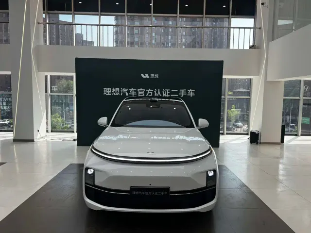 Li Auto L8 — Фото автомобиля 4