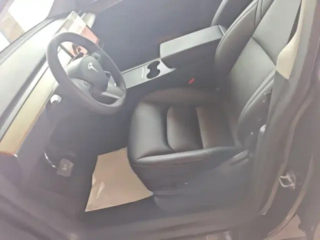 Tesla Model Y — Фото автомобиля 14