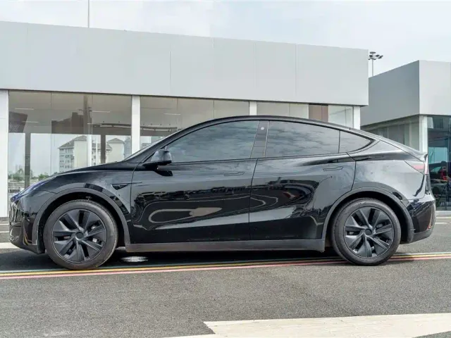 Tesla Model Y — Фото автомобиля 5