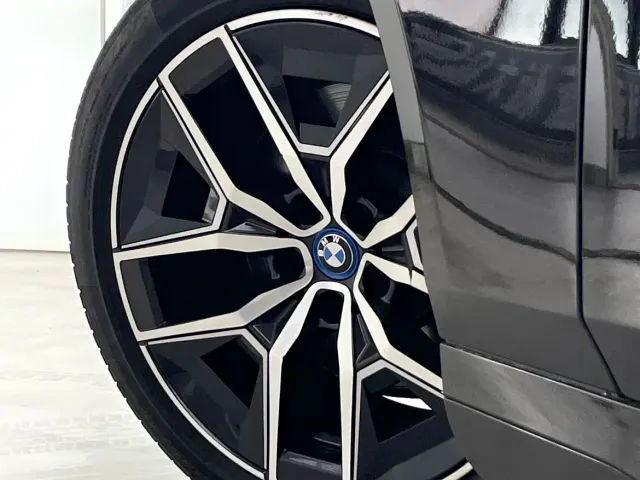 BMW i5 — Фото автомобиля 12