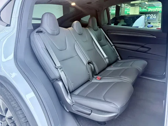 Tesla Model X — Фото автомобиля 8