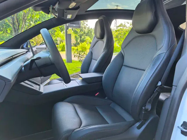 Tesla Model Y L — Фото автомобиля 5