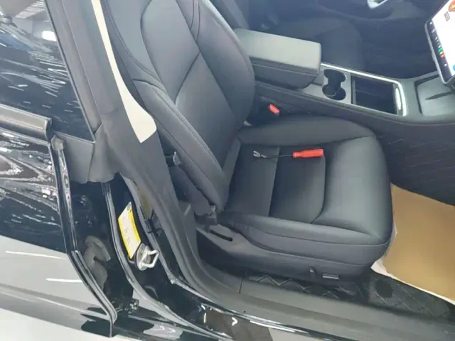 Tesla Model 3 — Фото автомобиля 24