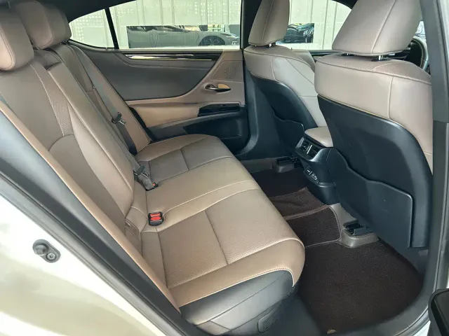 Lexus ES — Фото автомобиля 11
