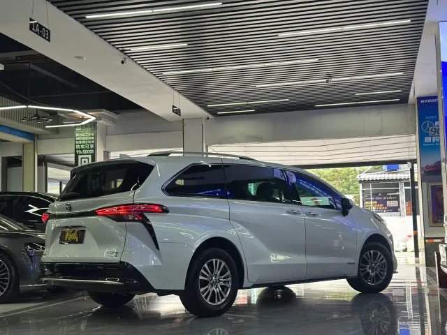 Toyota Sienna — Фото автомобиля 6
