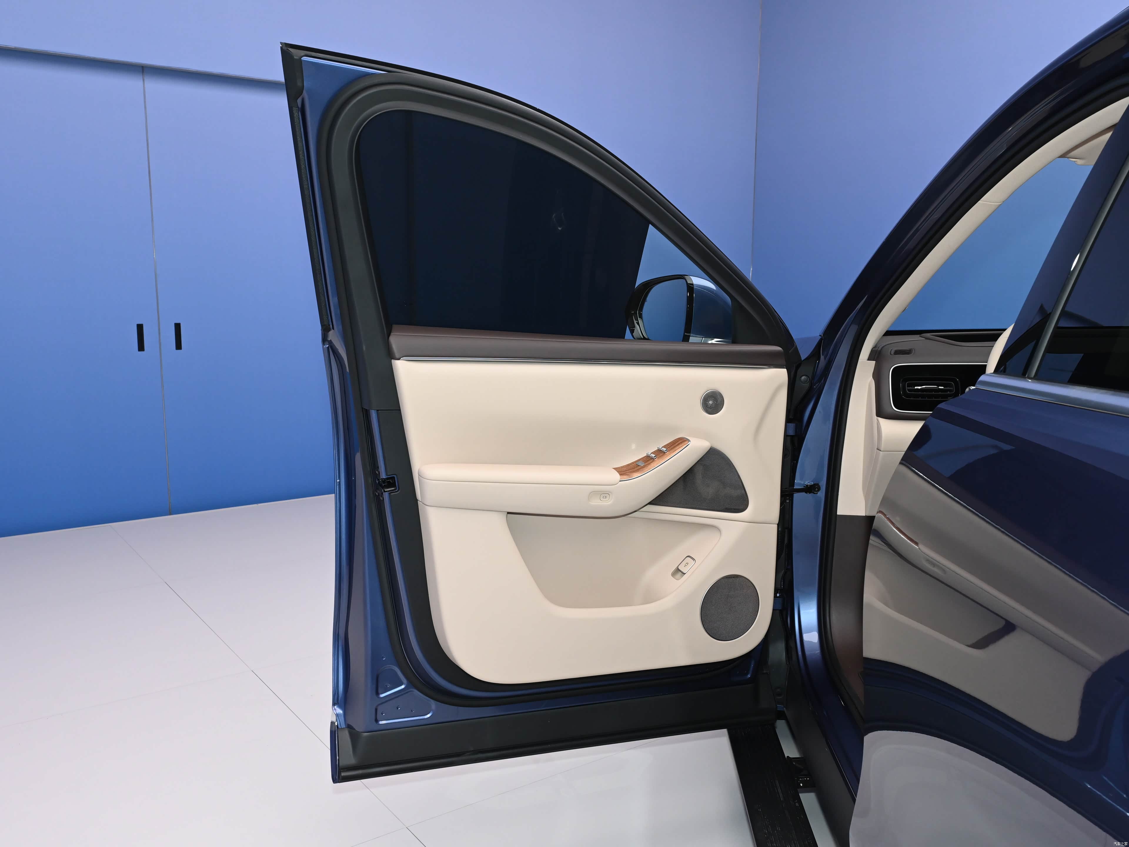 AITO M7 EREV Ultra 5 seats 4wd — Фото автомобиля 8