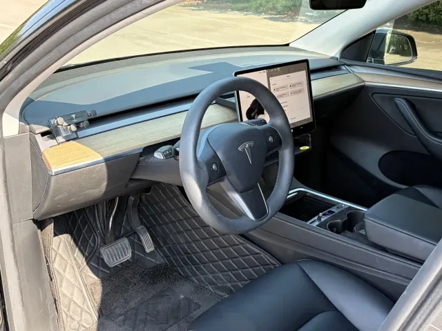 Tesla Model Y — Фото автомобиля 8
