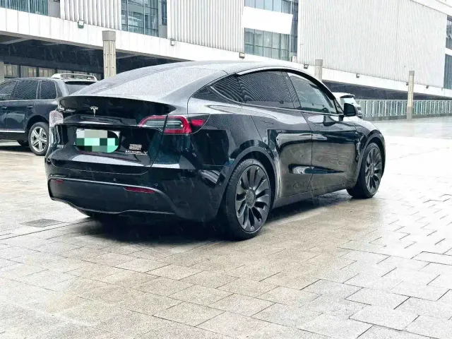 Tesla Model Y — Фото автомобиля 9