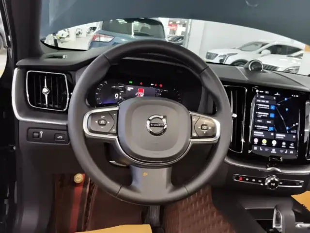 Volvo XC60 — Фото автомобиля 10