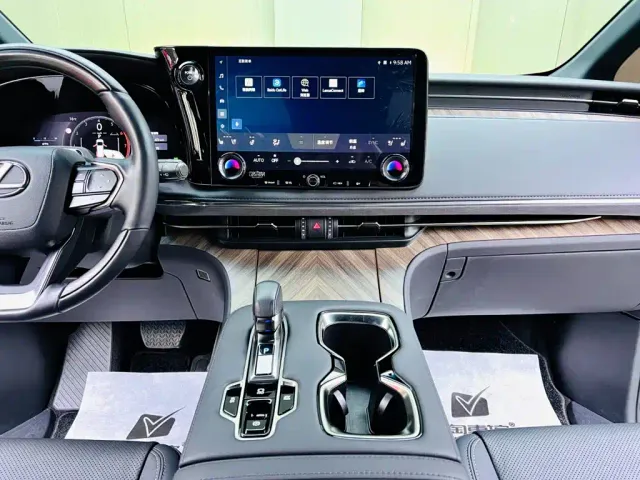 Lexus LM — Фото автомобиля 12