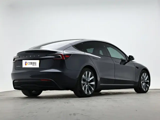 Tesla Model 3 — Фото автомобиля 3