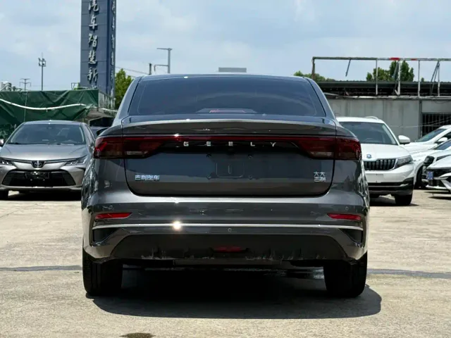 Geely Emgrand — Фото автомобиля 8