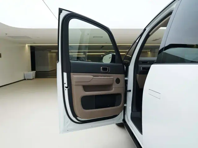 Li Auto MEGA — Фото автомобиля 14