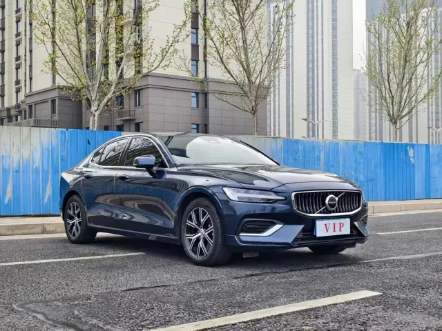 Volvo S60 — Фото автомобиля 3