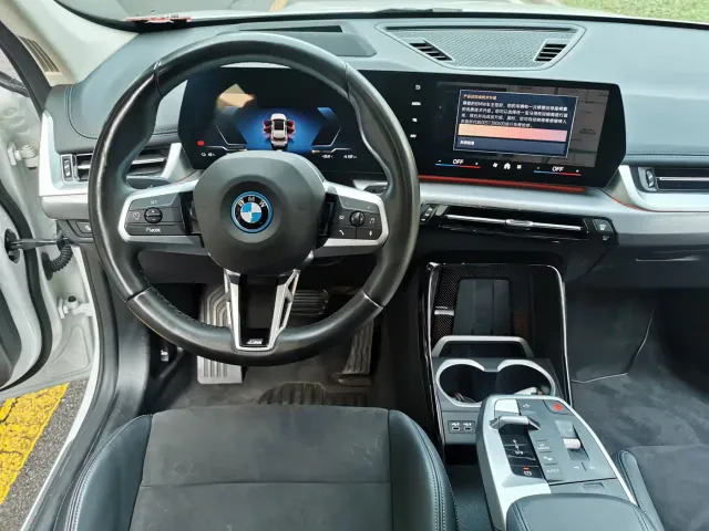BMW iX1 — Фото автомобиля 12