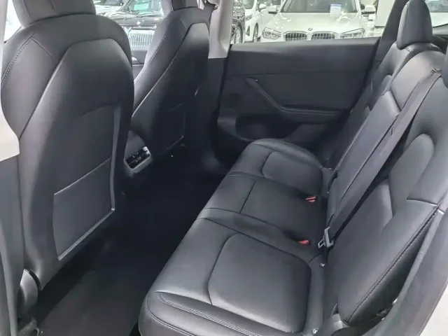 Tesla Model Y — Фото автомобиля 9