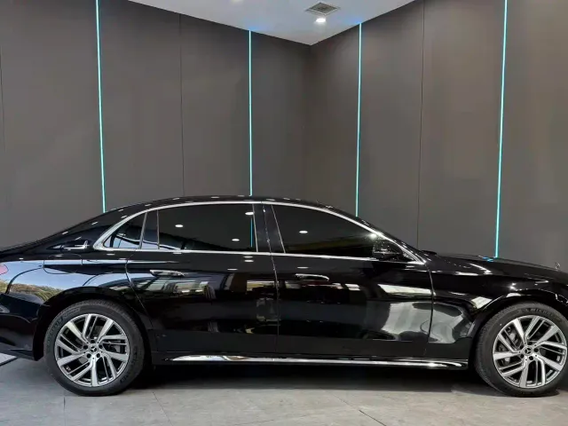 Mercedes-Benz E-Class — Фото автомобиля 4