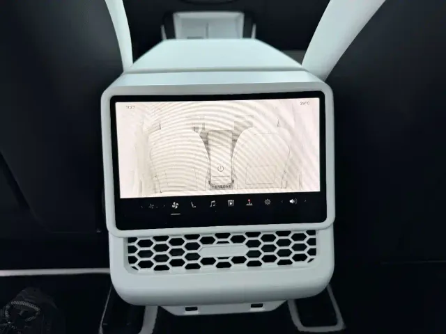 Tesla Model 3 — Фото автомобиля 12