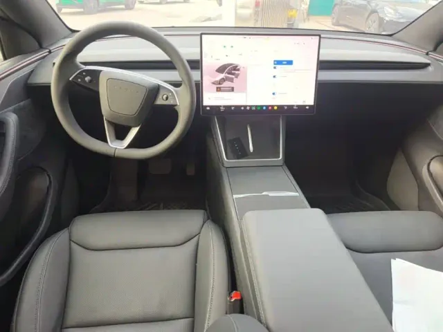 Tesla Model Y L — Фото автомобиля 9