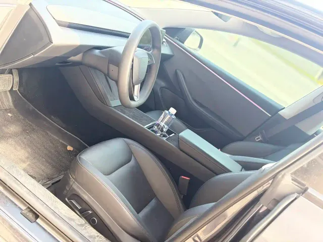 Tesla Model 3 — Фото автомобиля 12