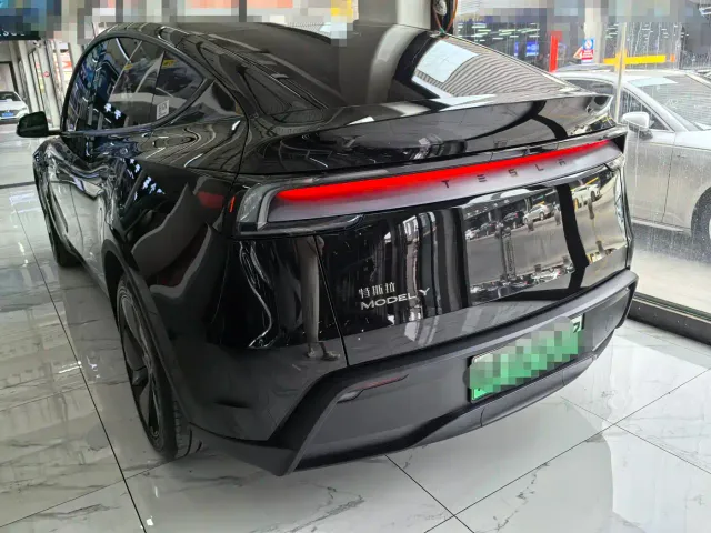 Tesla Model Y — Фото автомобиля 3
