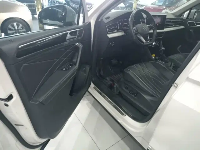 Volkswagen Tiguan L — Фото автомобиля 14