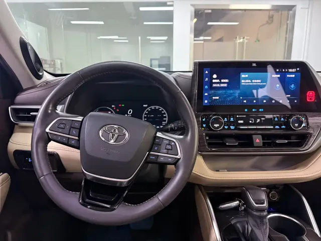 Toyota Highlander — Фото автомобиля 18