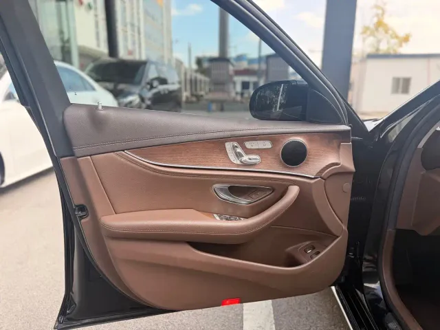 Mercedes-Benz E-Class — Фото автомобиля 11