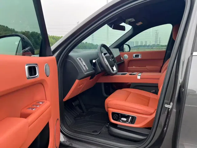 Li Auto L8 — Фото автомобиля 11