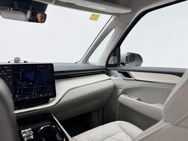 Volvo EM90 — Фото автомобиля 17